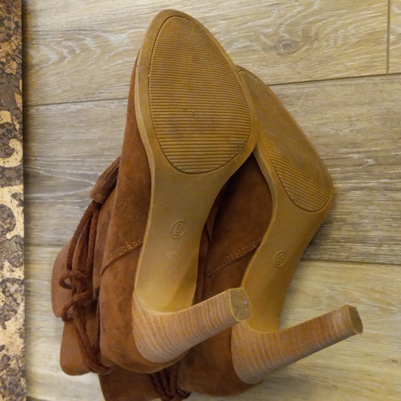 Brown Universal Thread Heeled, ZipUp, Ankle Boots - Picture 7 of 9